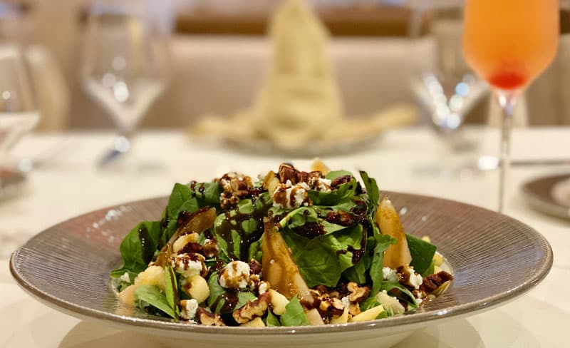 Crisp salad with pecans and goat cheese